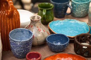 陶器店里有很多手工制作的餐具——陶瓷杯子、盘子