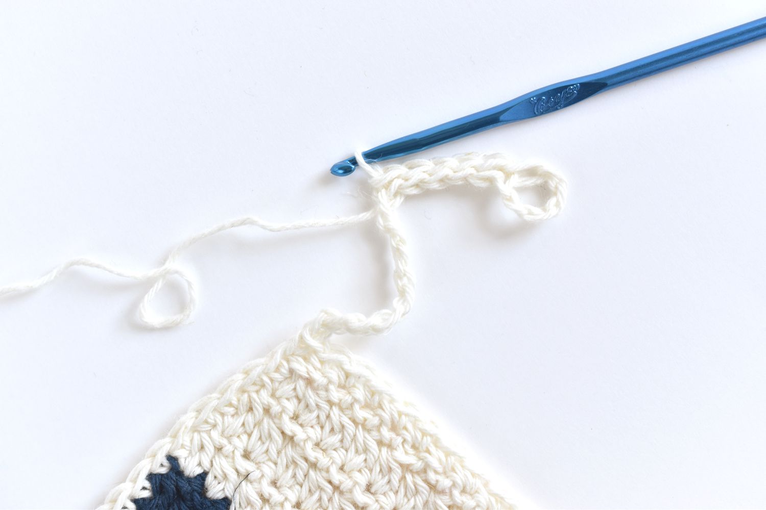 蓝色钩针钩使用挂环与白纱。