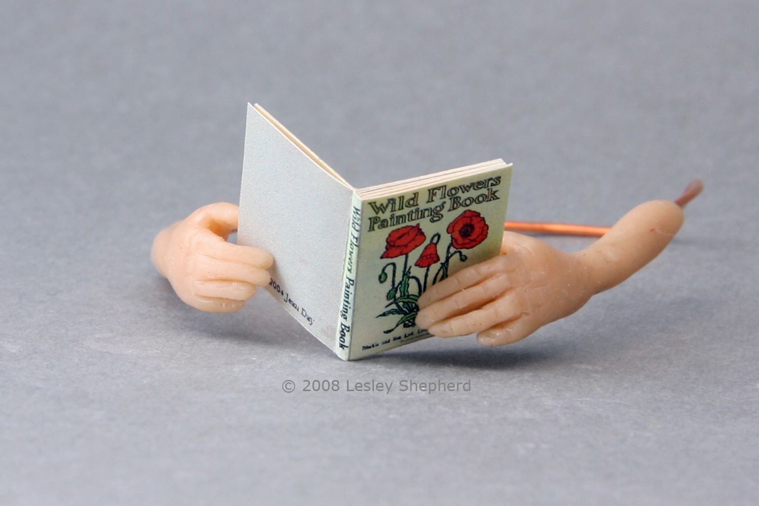 1:12规模小娃娃的手,雕刻与详细的手指和拇指,软陶玩具屋的书