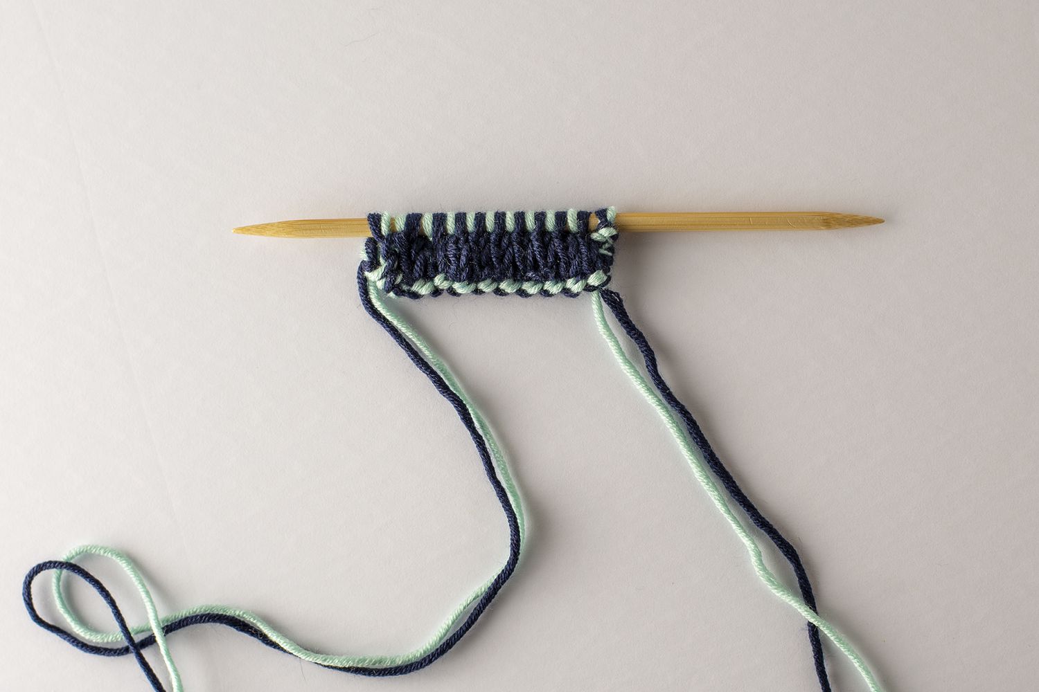 双层针织物用木针针编织。