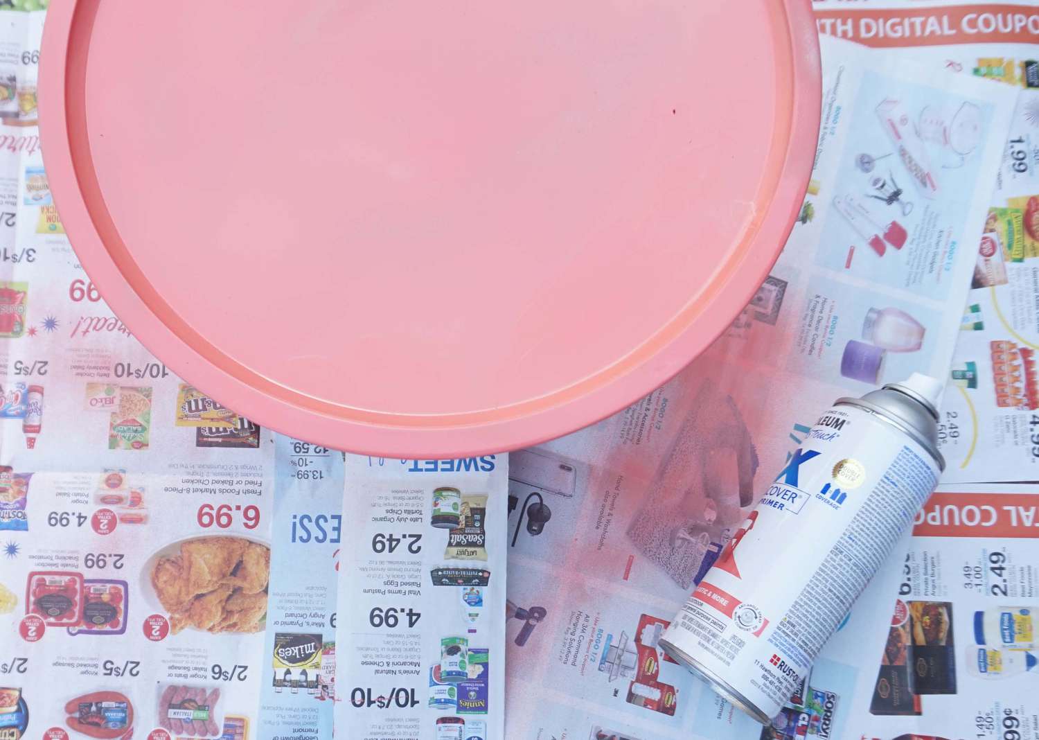 纸杯蛋糕摊用喷漆在报纸上涂成粉红色。